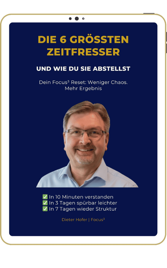 Grafik auf einem Tablet zum Thema „Die 6 größten Zeitfresser und wie Du sie abstellst“. Zu sehen ist Dieter Hofer mit dem Focus³ Reset für weniger Chaos und mehr Struktur im Alltag. Die Darstellung verspricht schnelle Verbesserungen durch mehr Klarheit, weniger Stress und effizientere Arbeitsabläufe. Dieter Hofer Fokus Mentor