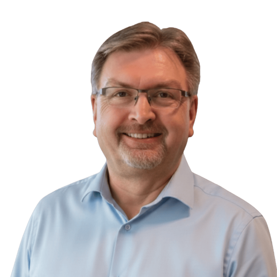 Dieter Hofer Fokus Mentor Porträt eines freundlich lächelnden Mannes mit Brille und hellem Hemd vor schwarzem Hintergrund. Das Bild zeigt Dieter Hofer als erfahrenen Mentor und Digitalisierungsexperten mit sympathischer und professioneller Ausstrahlung.